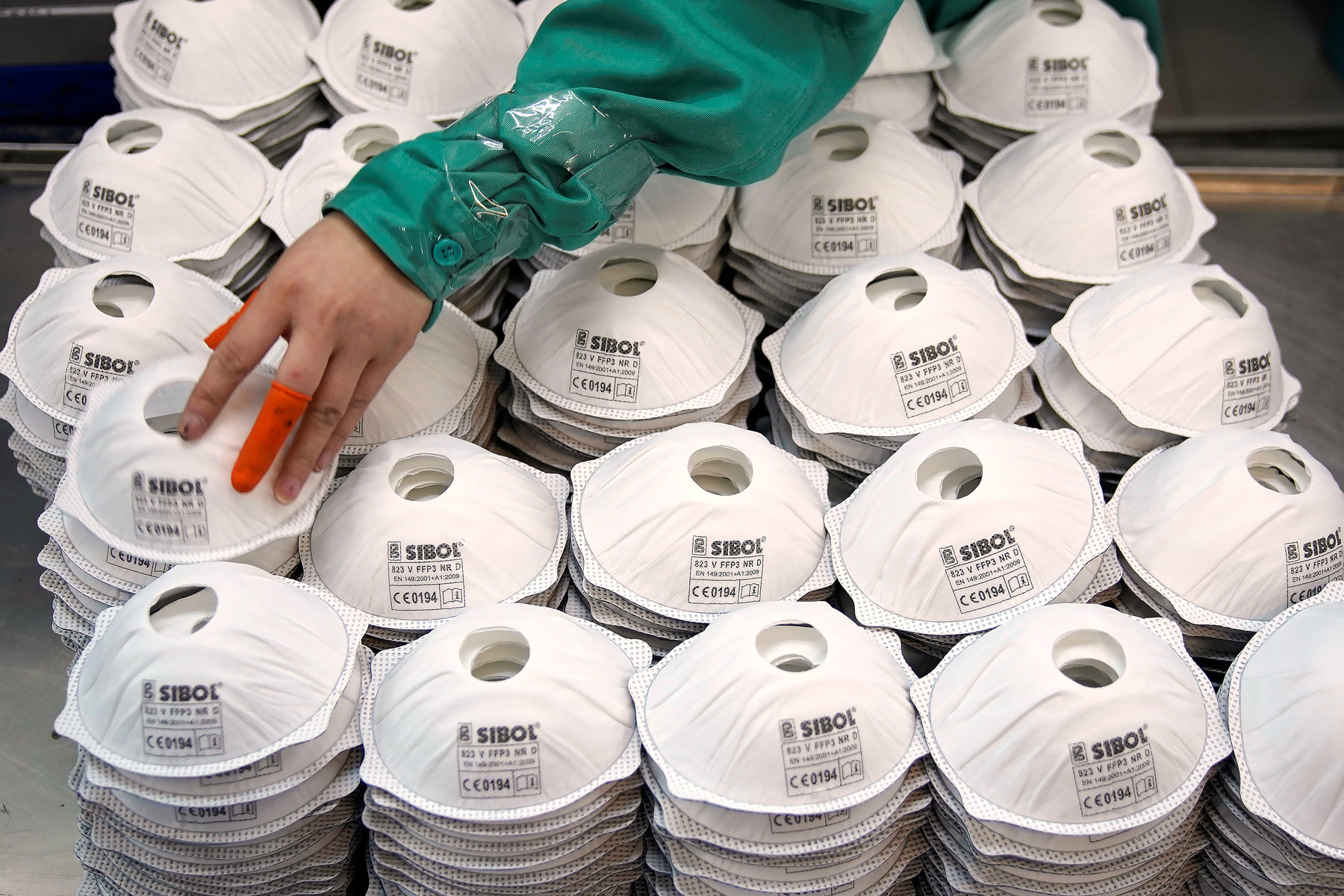 Khẩu trang "Made in US" khó cạnh tranh với khẩu trang giá siêu rẻ từ Trung Quốc - Ảnh: NYTimes