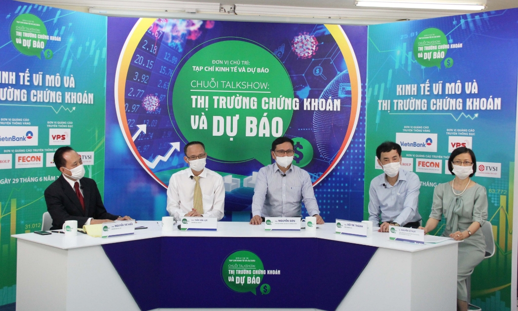 Các chuyên gia tại buổi tọa đàm. Ông Nguyễn Sơn - Chủ tịch VSD ngồi giữa.