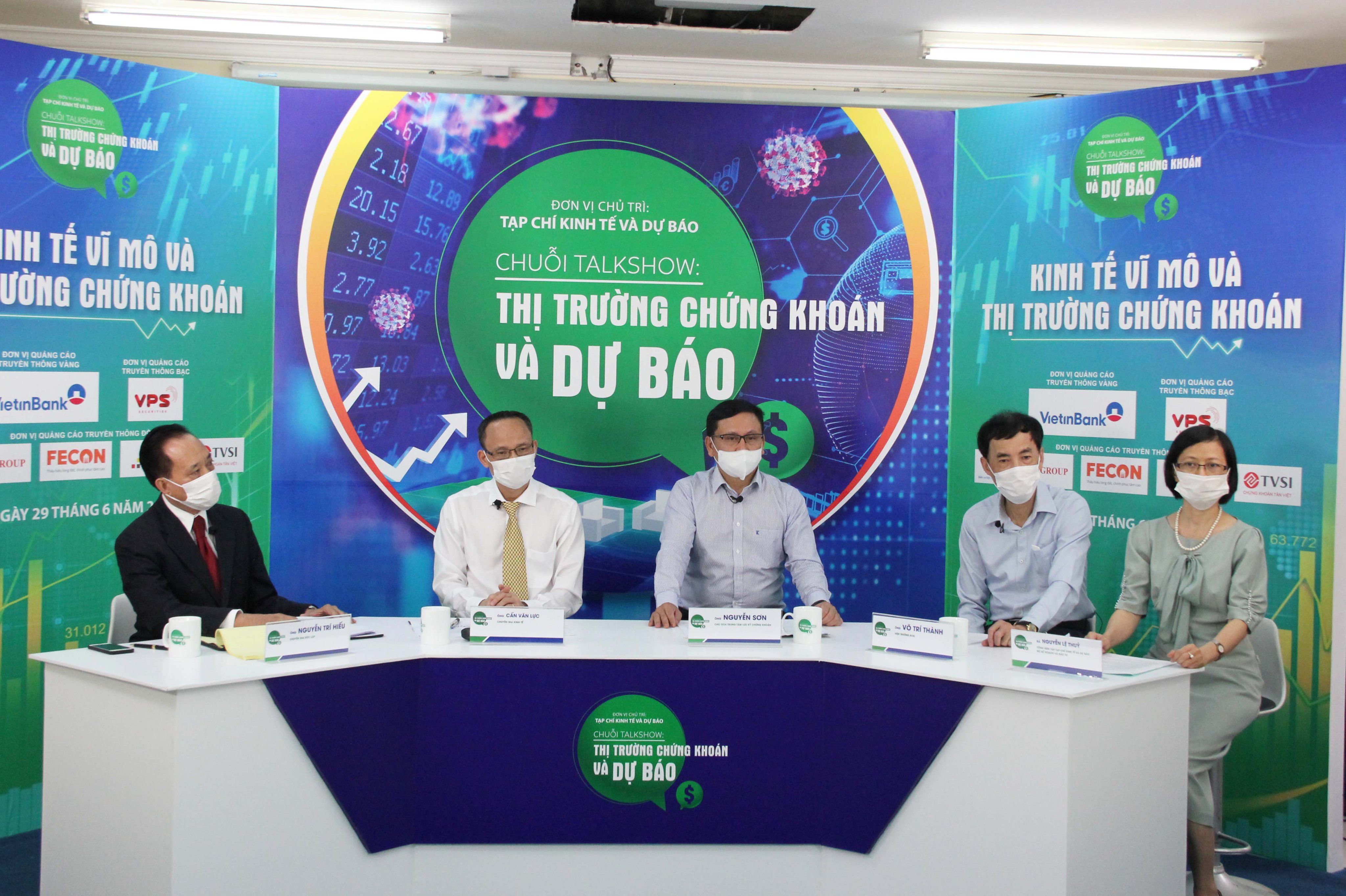 Các chuyên gia tại buổi tọa đàm. Ông Nguyễn Sơn - Chủ tịch VSD ngồi giữa. 