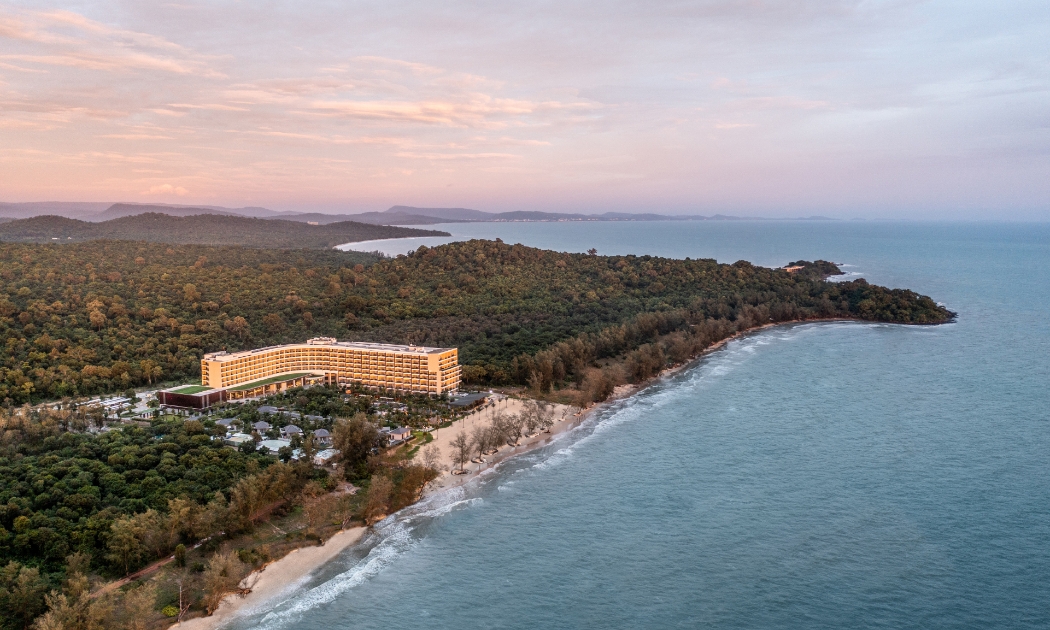 Crowne Plaza Phú Quốc Starbay sở hữu vị trí đắc địa, bao quanh bởi không gian thanh tĩnh kết hợp giữa rừng nguyên sinh và bãi biển trong lành.