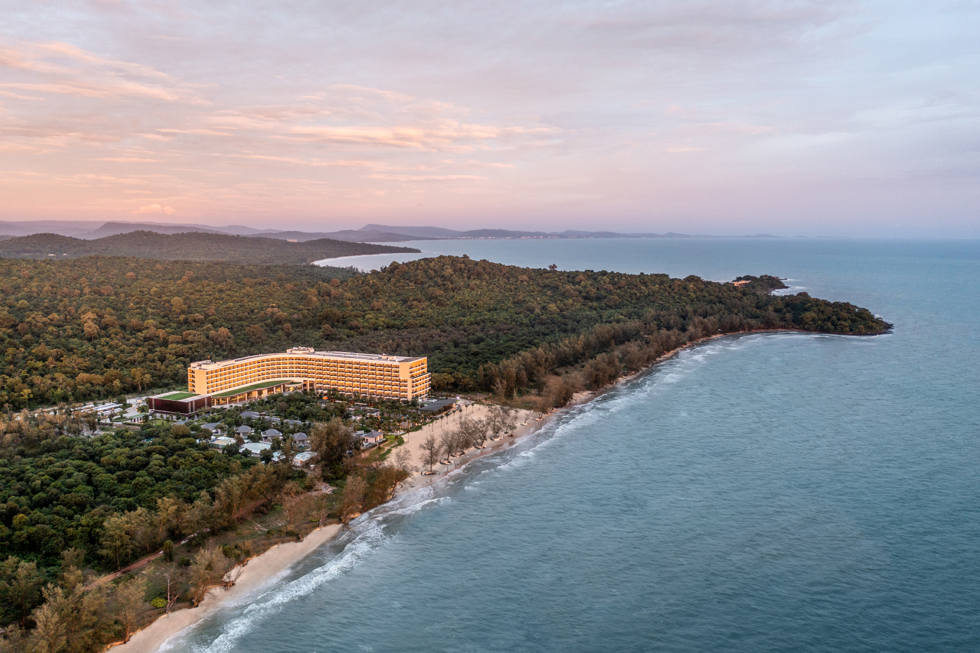 Crowne Plaza Phú Quốc Starbay sở hữu vị trí đắc địa, bao quanh bởi không gian thanh tĩnh kết hợp giữa rừng nguyên sinh và bãi biển trong lành.