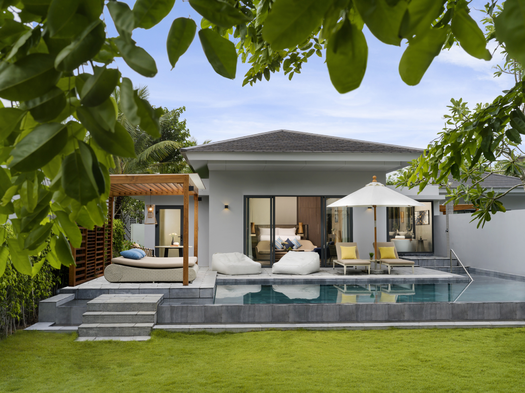 Biệt thự thanh b&igrave;nh với hồ bơi ri&ecirc;ng.