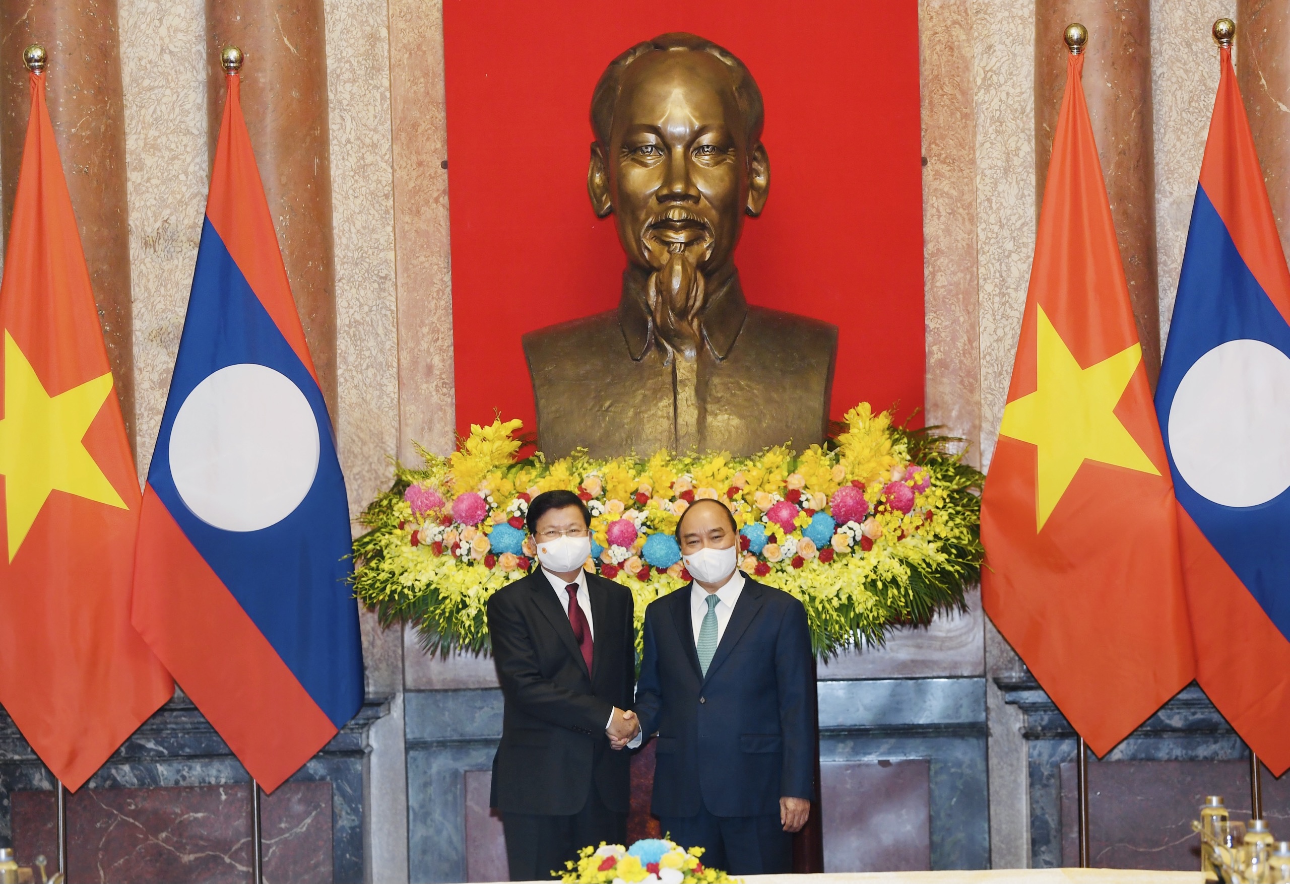 Chủ tịch nước Nguyễn Xuân Phúc hội kiến Tổng Bí thư, Chủ tịch nước Lào Thongloun Sisoulith - Ảnh: VGP