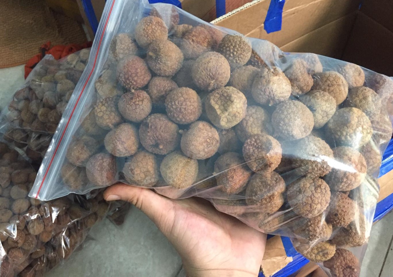 B&ecirc;n cạnh tr&aacute;i vải thiều tươi, vải thiều sấy kh&ocirc; cũng rất được thị trường ưa chuộng.