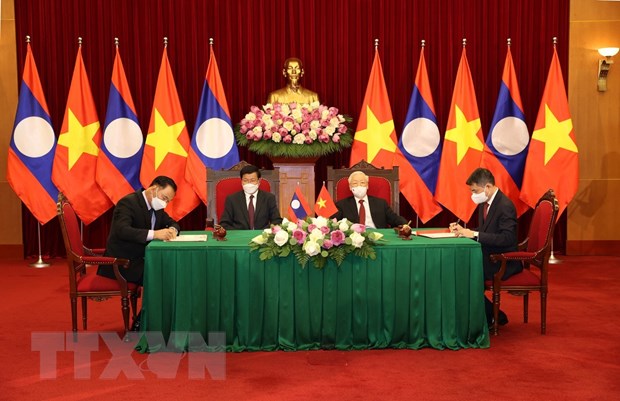 Hai Tổng Bí thư chứng kiến lễ ký kết một loạt văn kiện hợp tác Việt Nam - Lào nhân chuyến thăm của Tổng Bí thư, Chủ tịch nước Thongloun Sisoulith - Ảnh: TTXVN