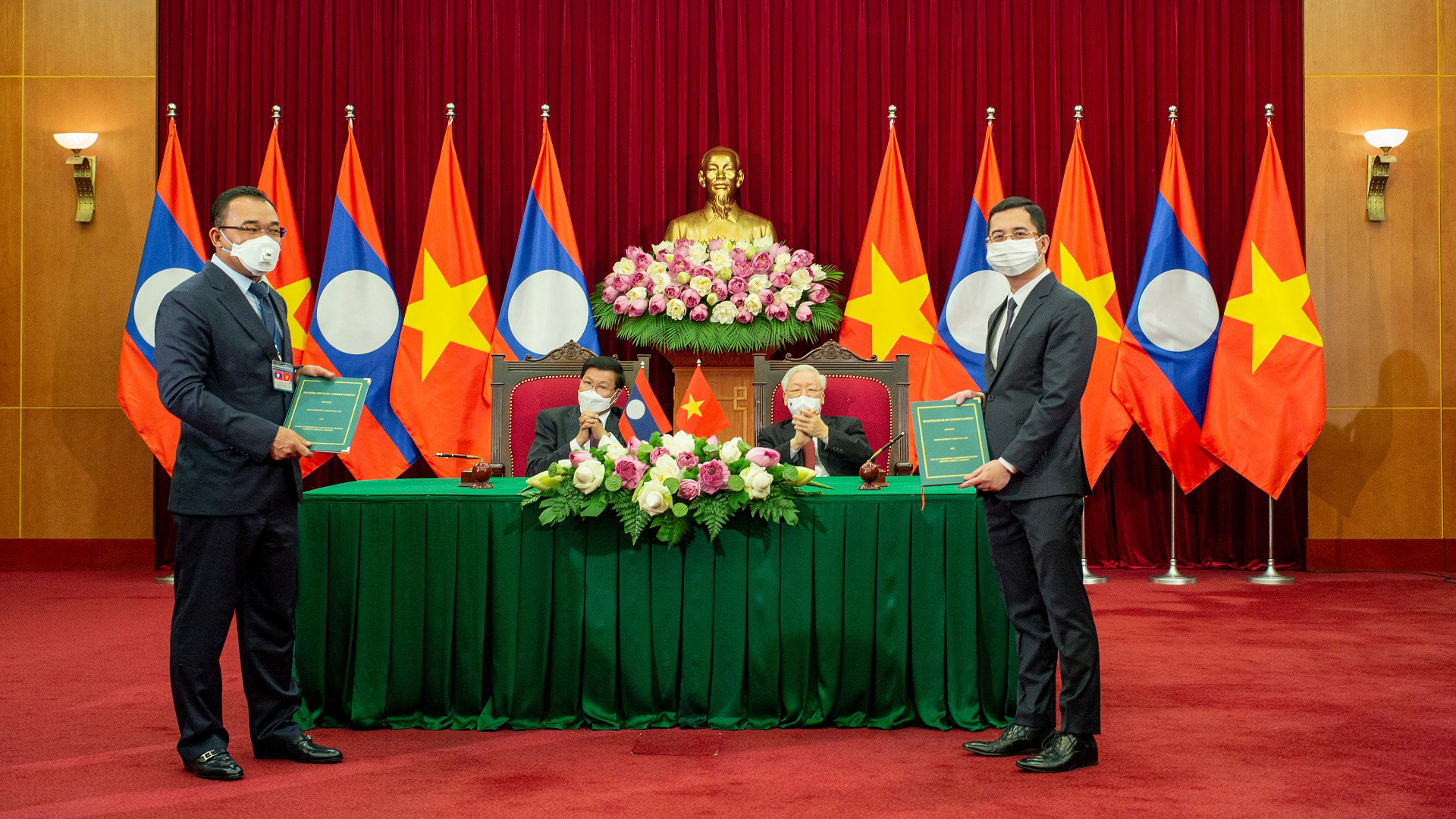 Đại diện VinFast và tập đoàn Phongsubthavy ký kết biên bản ghi nhớ về việc phân phối ô tô VinFast tại thị trường Lào.