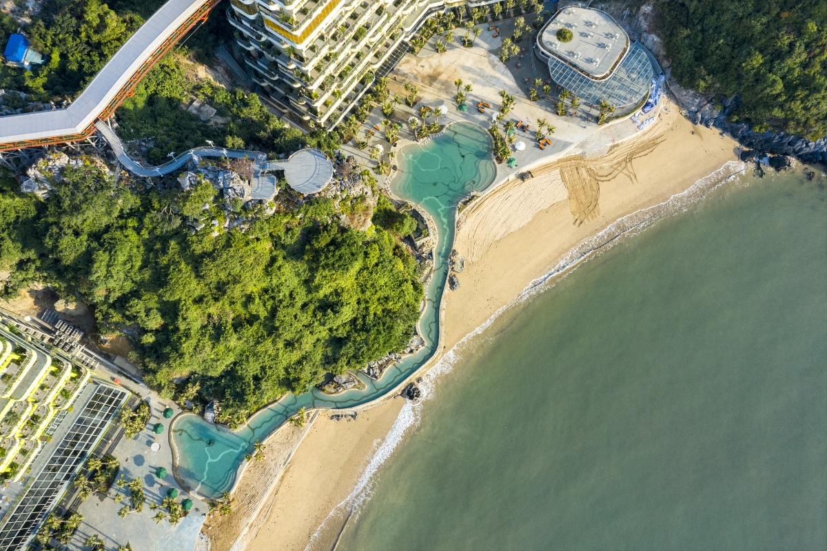 Bể bơi Charm nối liền giữa Wyndham Grand Flamingo Cat Ba Resort v&agrave; Flamingo Lan Ha Resort đẹp m&ecirc; hoặc từ g&oacute;c nh&igrave;n flycam tr&ecirc;n cao.