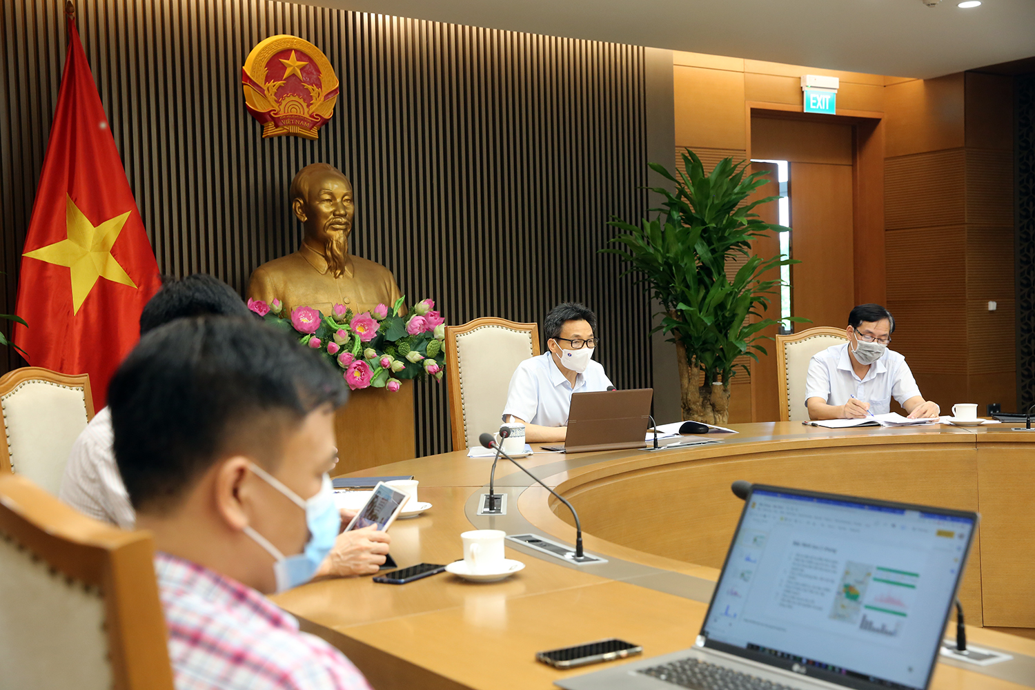 Cuộc họp diễn ra chiều tối 30/6. Ảnh - VGP.&nbsp;