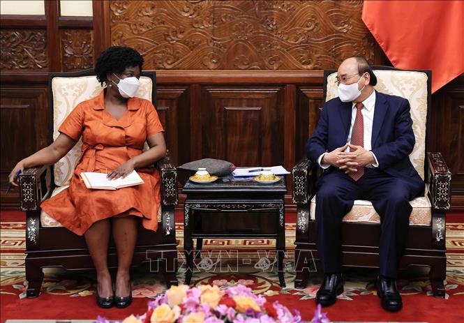 Chủ tịch nước Nguyễn Xuân Phúc tiếp bà Victoria Kwakwa - Ảnh: TTXVN