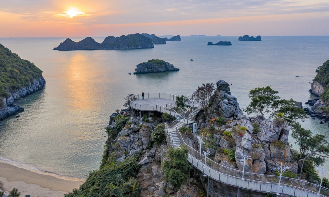 Được đứng bên nhau ngắm cảnh trời cao biển rộng từ Lan Hạ Panorama và trao gửi lời yêu thương lãng mạn thì còn gì bằng!