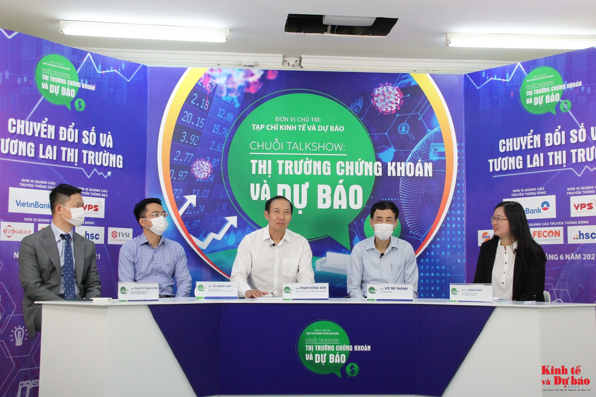 Phó Chủ tịch UBCKNN Phạm Hồng Sơn (giữa) chia sẻ tại buổi toạ đàm sáng 30/6.