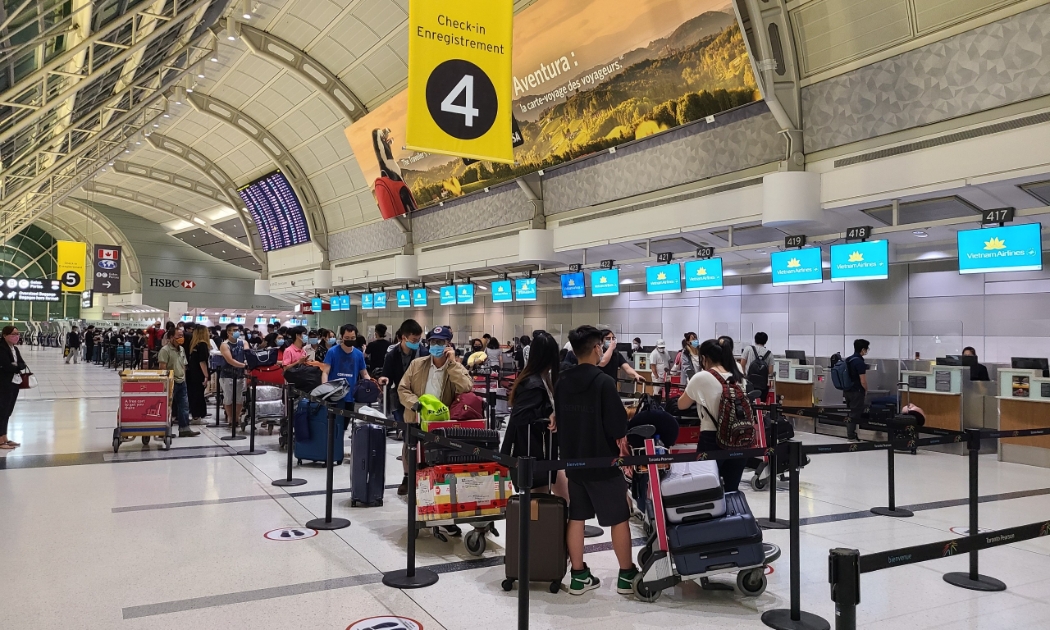 Hành khách làm thủ tục tại sân bay Toronto Pearson