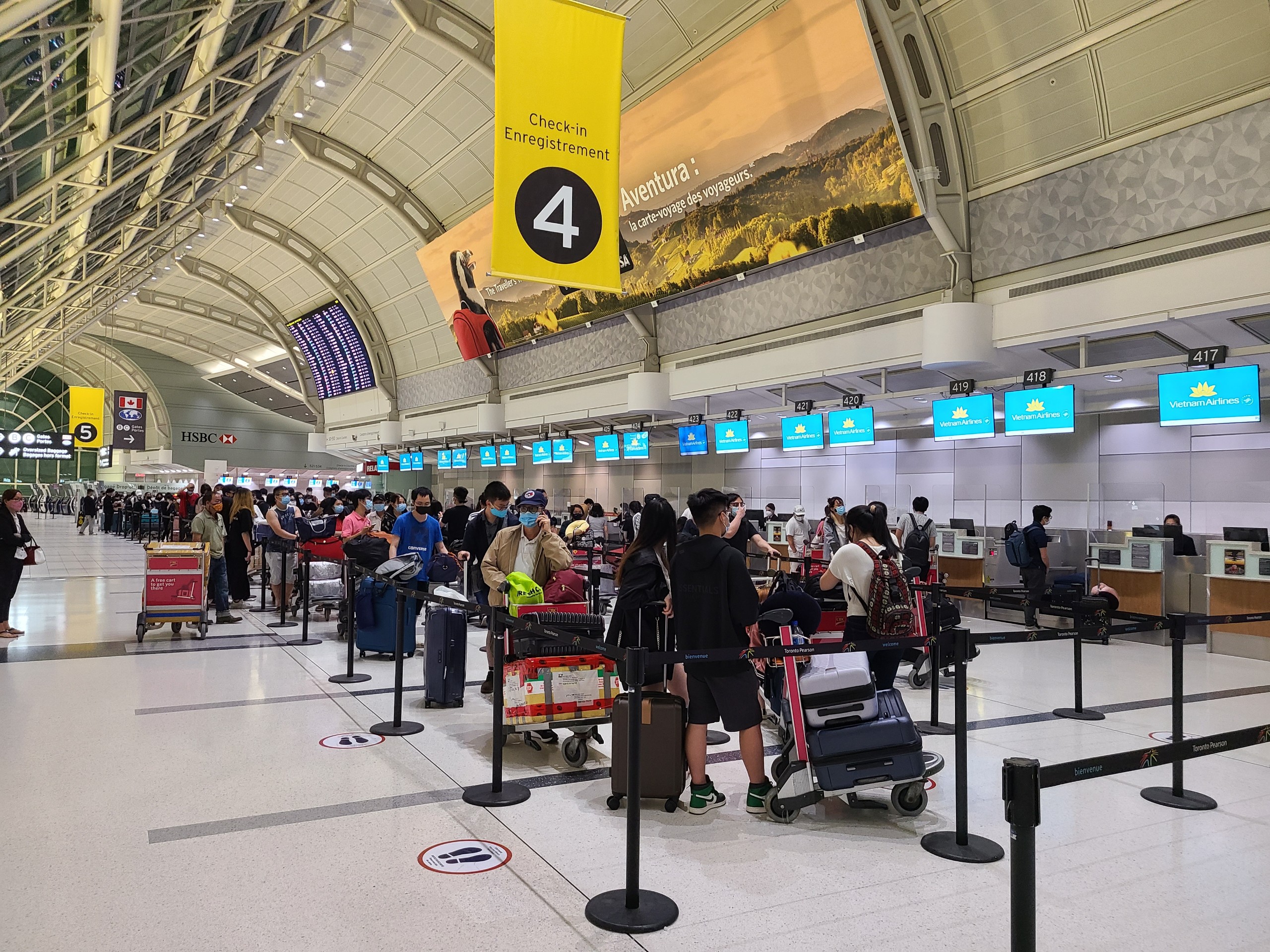Hành khách làm thủ tục tại sân bay Toronto Pearson