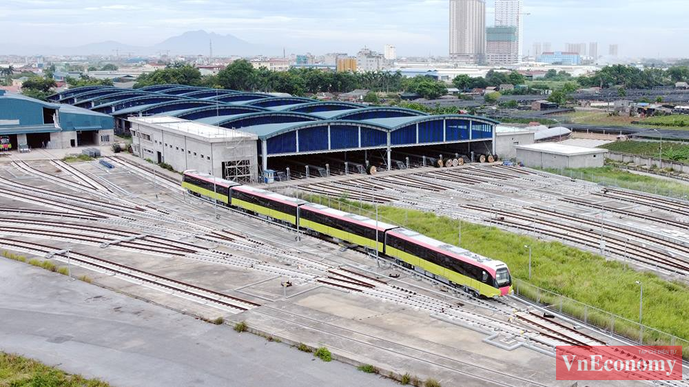 T&agrave;u được thiết kế mới nhất theo ti&ecirc;u chuẩn ch&acirc;u &Acirc;u, mỗi đo&agrave;n t&agrave;u gồm 4 toa, c&oacute; khả năng chuy&ecirc;n chở từ 944 đến 1.124 người/đo&agrave;n t&agrave;u.