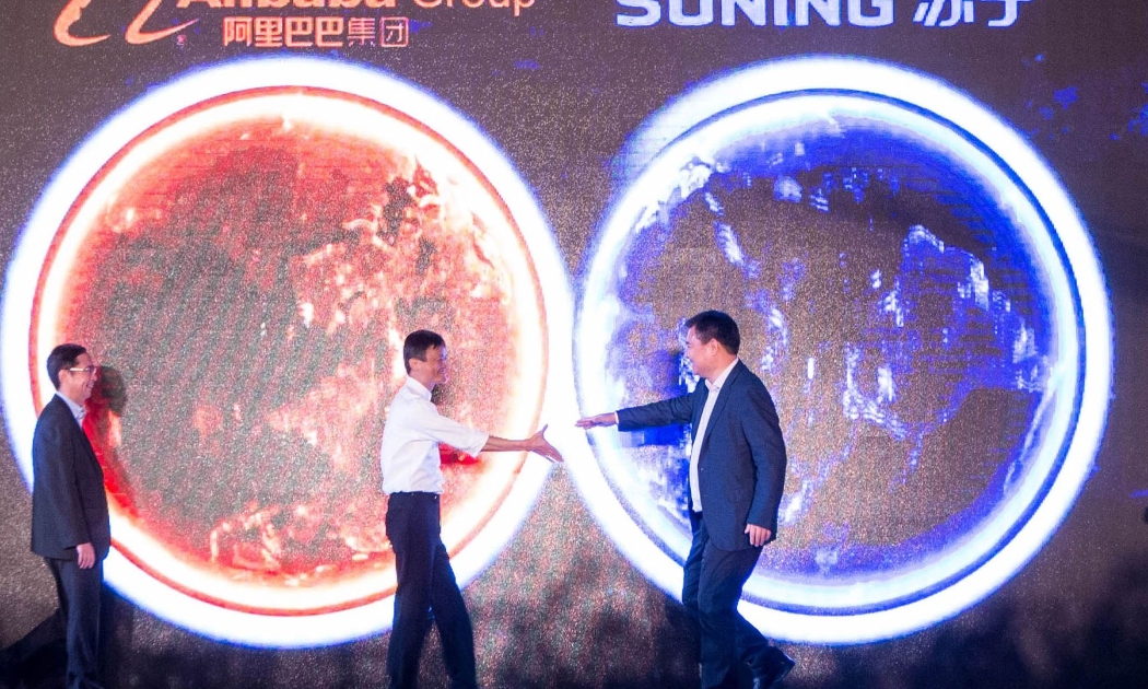 Jack Ma (giữa) bắt tay Zhang Jindong, người sáng lập Suning.com tại sự kiện công bố hợp tác của hai công ty ở Nam Kinh, Trung Quốc, vào năm 2015 - Ảnh: Getty Images