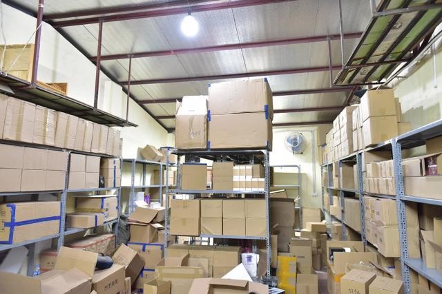 Kho lưu giữ nước hoa, mỹ phẩm nghi giả.