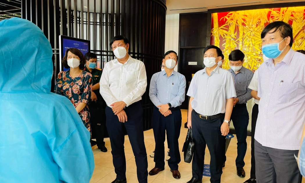 Thứ trưởng Bộ Y tế Đỗ Xuân Tuyên kiểm tra công tác cách ly tập trung tại khách sạn Novotel Hạ Long.