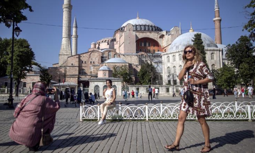 Du khách ở Istanbul, Thổ Nhĩ Kỳ, hôm 27/6/2021 - Ảnh: EPA/CNN.