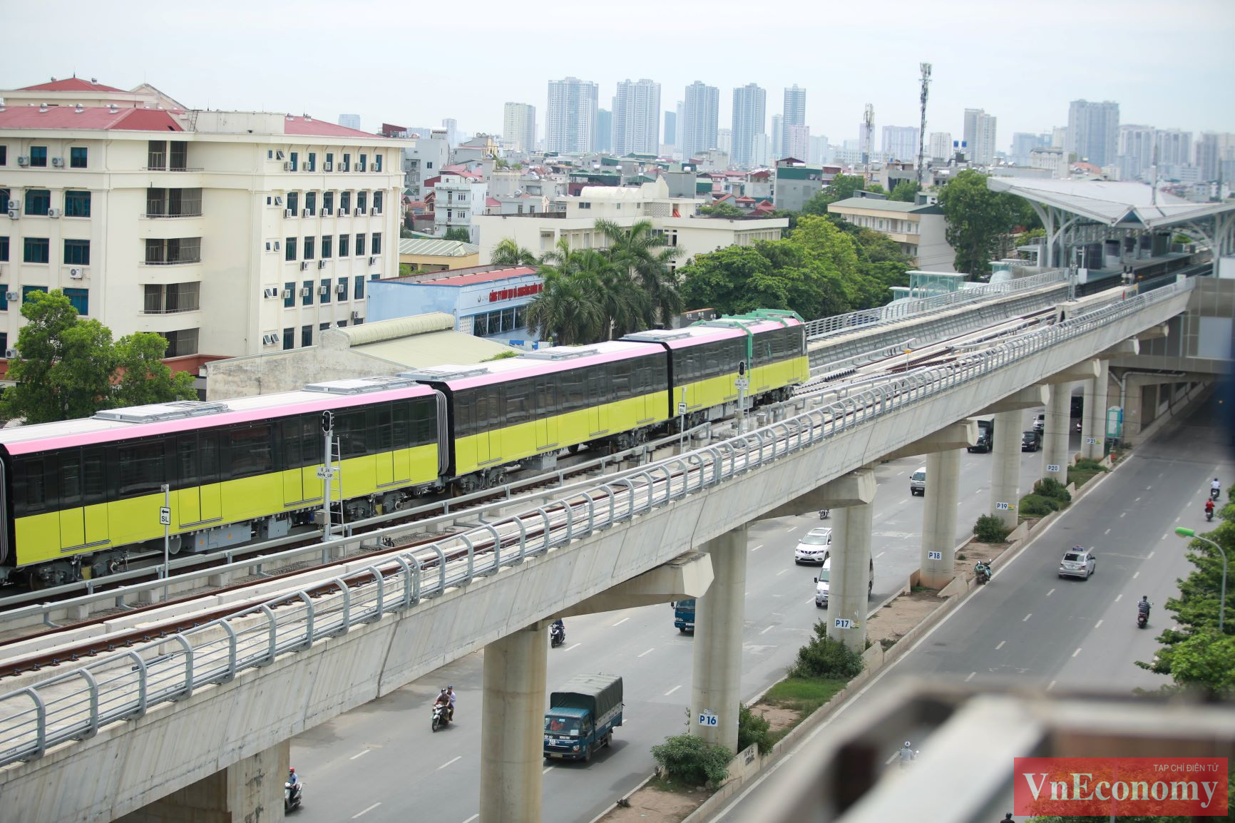 Với chủ đề “Hành trình xanh”, đoàn tàu gồm ba màu xanh lá mạ, hồng đỏ và trắng. Phần đầu tàu với với biểu tượng Khuê Văn Các tạo nên một dấu ấn riêng của Thủ đô.