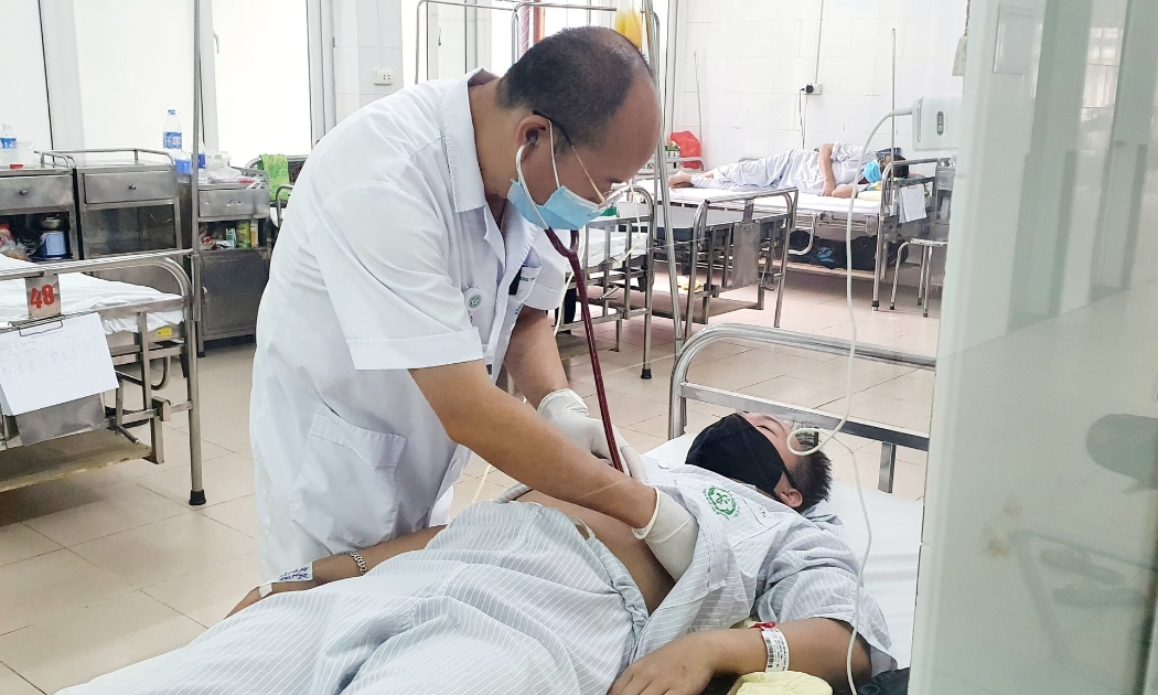 PGS.TS Đỗ Duy Cường thăm khám cho bệnh nhân tại Trung tâm bệnh nhiệt đới, Bệnh viện Bạch Mai.