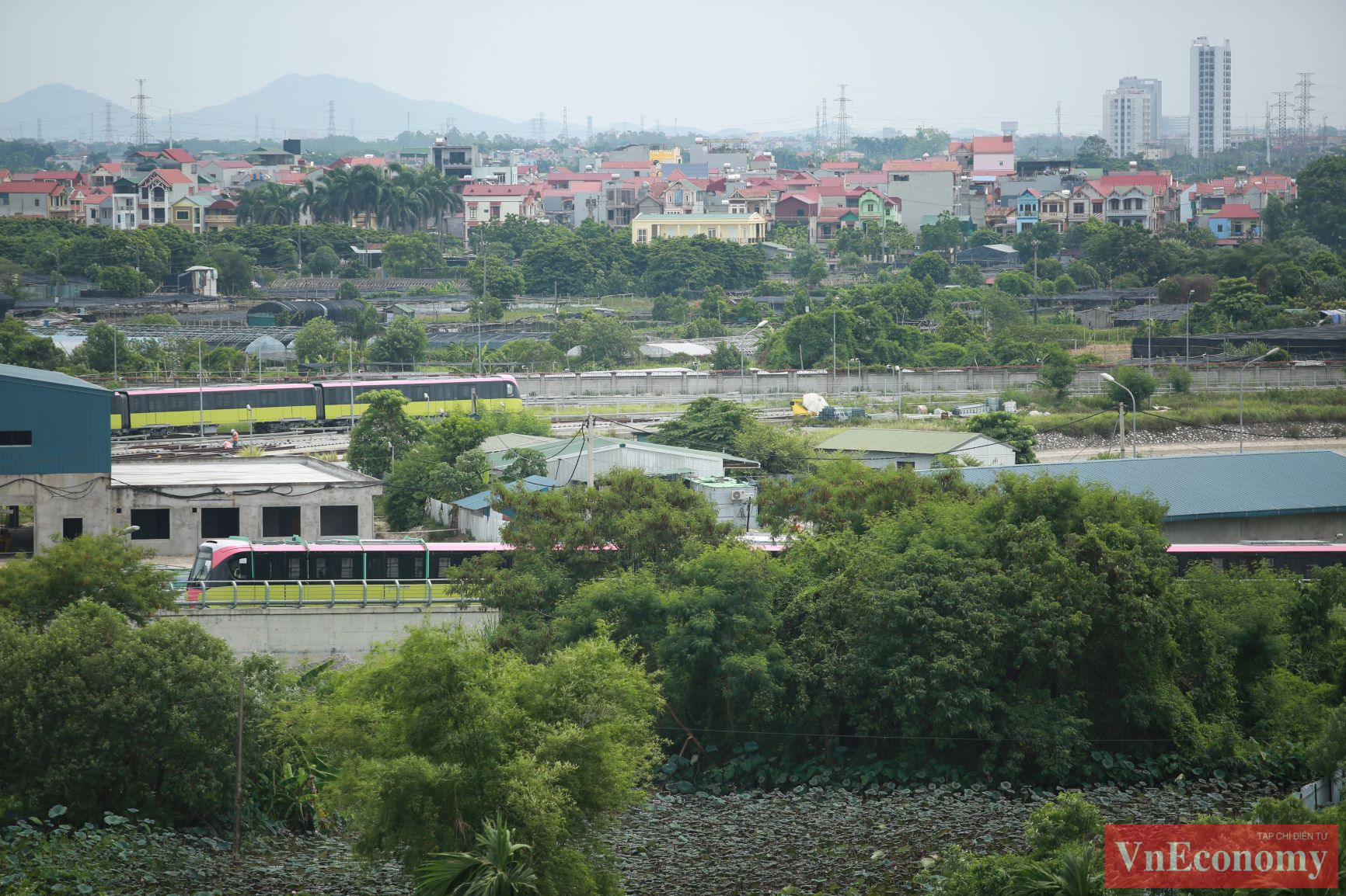 Theo thiết kế, c&aacute;c đo&agrave;n t&agrave;u vận h&agrave;nh li&ecirc;n tục tr&ecirc;n đường sắt khổ ti&ecirc;u chuẩn (1.435 mm), th&acirc;n t&agrave;u sử dụng vật liệu hợp kim nh&ocirc;m c&oacute; trọng lượng nhẹ, tuổi thọ cao, th&acirc;n thiện với m&ocirc;i trường.