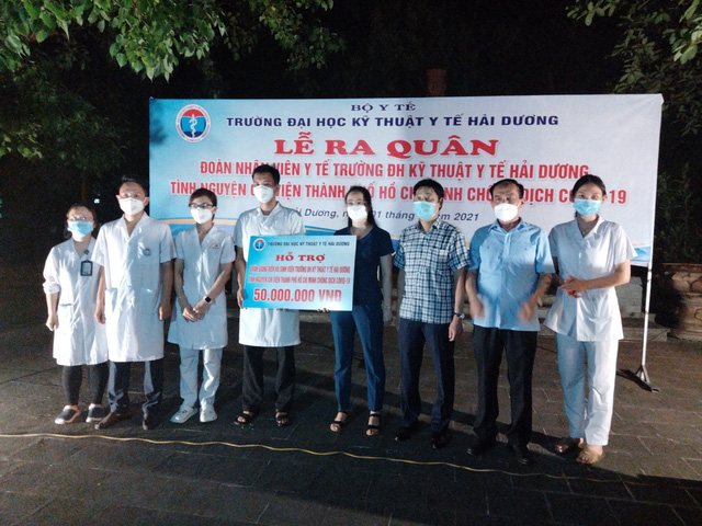 Đoàn Trường Đại học Kỹ thuật y tế Hải Dương ra quân chi viện cho TP.HCM. Ảnh - Đức Tùy. 