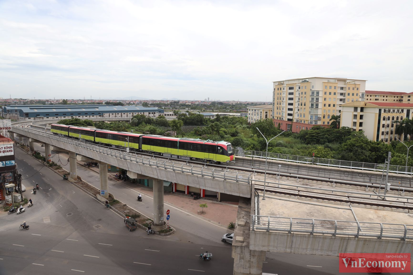Đo&agrave;n t&agrave;u được khai th&aacute;c với tốc độ thương mại 35 km/giờ, tốc độ thiết kế l&agrave; 80 km/giờ.