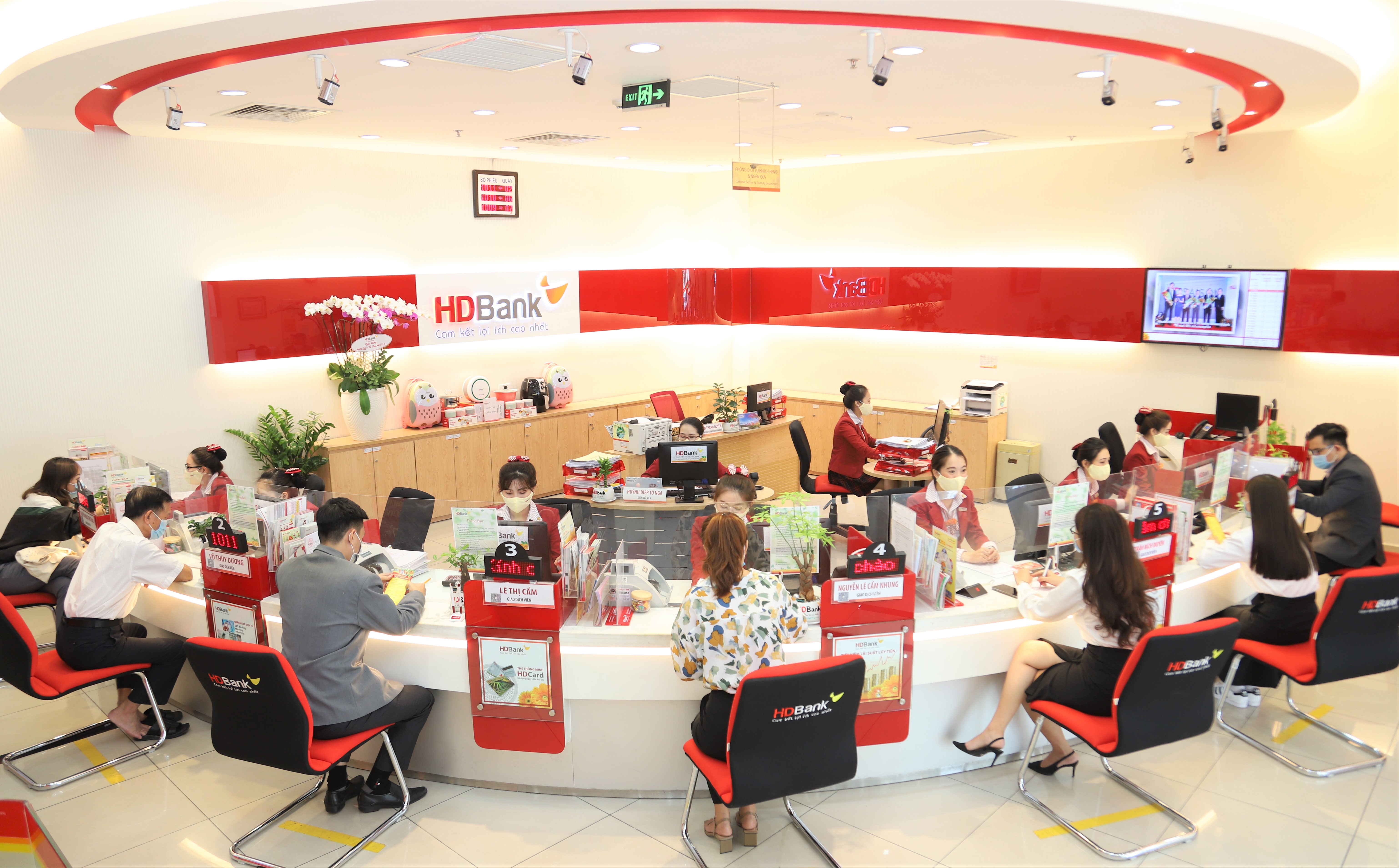 Khách hàng giao dịch tại HDBank.