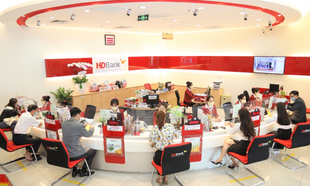 Khách hàng giao dịch tại HDBank.