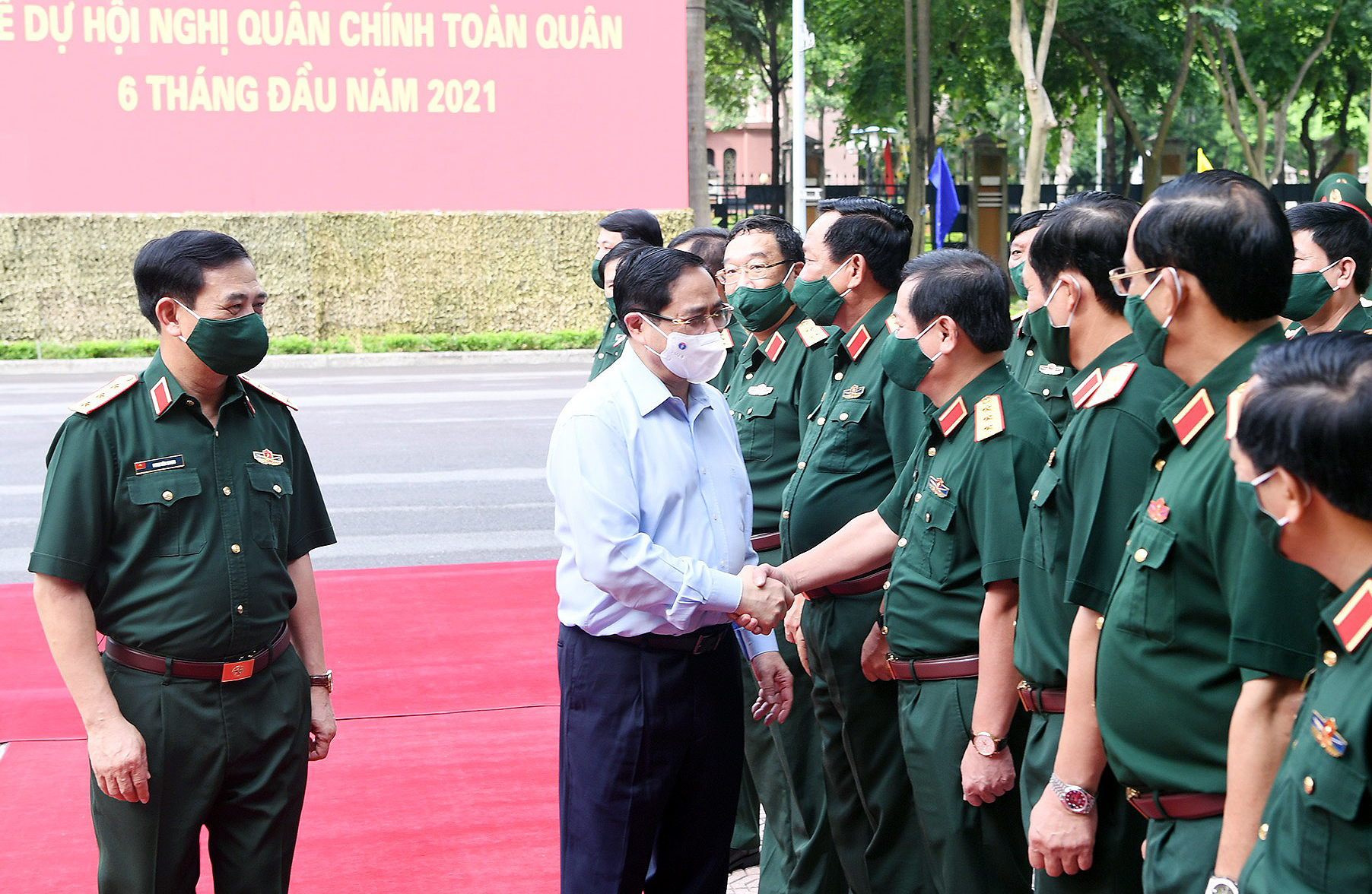 Lãnh đạo Bộ Quốc phòng đón Thủ tướng Chính phủ Phạm Minh Chính tới dự hội nghị - Ảnh: VGP.