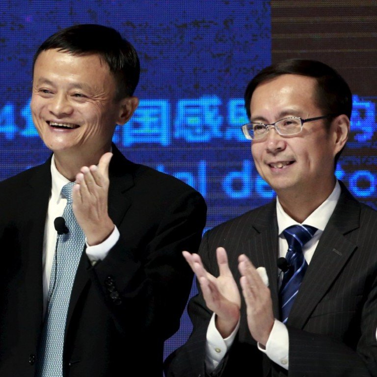 Daniel Zhang (phải) l&agrave; người kế nhiệm Jack Ma giữ chức Gi&aacute;m đốc điều h&agrave;nh Alibaba - Ảnh: SCMP