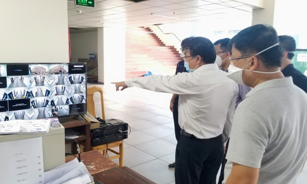 Đoàn kiểm tra khu cách ly tập trung tại Trường Đại học Ngoại ngữ - Tin học TP.HCM.