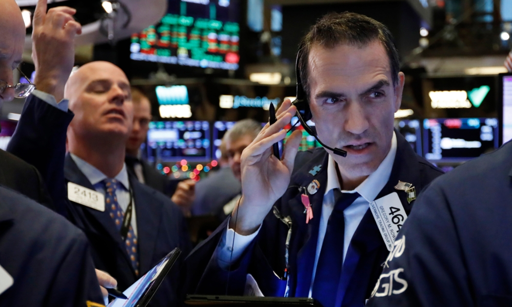 Các nhà giao dịch cổ phiếu trên sàn NYSE ở New York, Mỹ - Ảnh: Reuters.