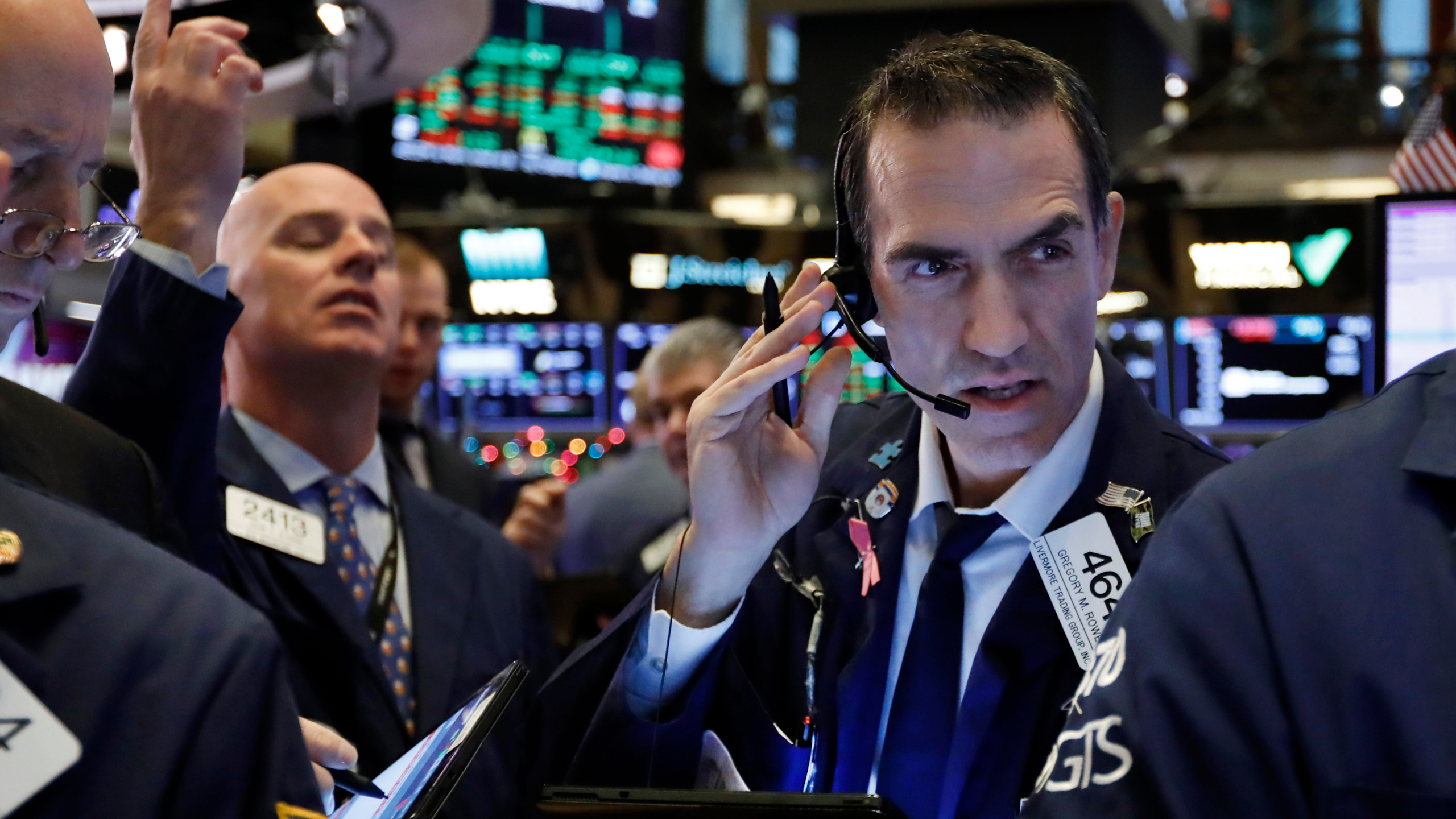 Các nhà giao dịch cổ phiếu trên sàn NYSE ở New York, Mỹ - Ảnh: Reuters.