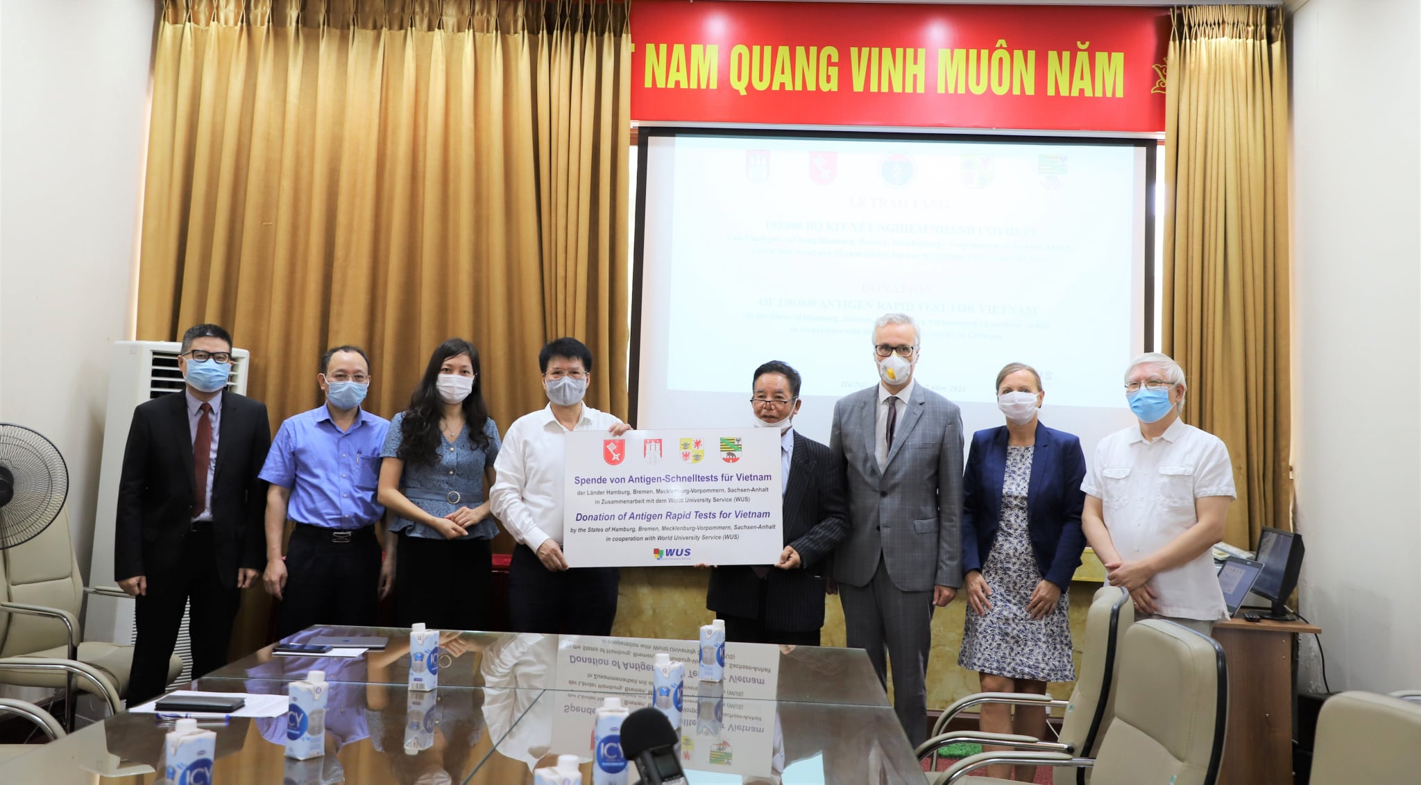 Thứ trưởng Bộ Y tế Trương Quốc Cường tiếp nhận 190.000 kit xét nghiệm Covid-19.