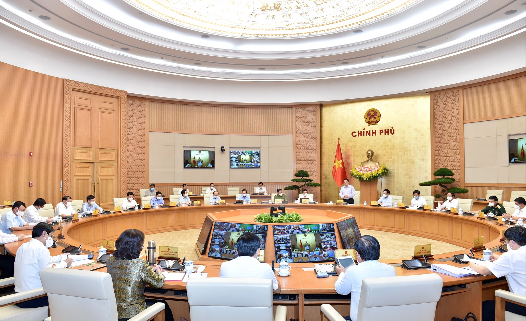 Đầu cầu Ch&iacute;nh phủ c&oacute; c&aacute;c Ph&oacute; Thủ tướng: Phạm B&igrave;nh Minh, L&ecirc; Minh Kh&aacute;i, Vũ Đức Đam, L&ecirc; Văn Th&agrave;nh. Ph&oacute; Thủ tướng Thường trực Trương H&ograve;a B&igrave;nh dự Hội nghị tại đầu cầu TPHCM - Ảnh: VGP