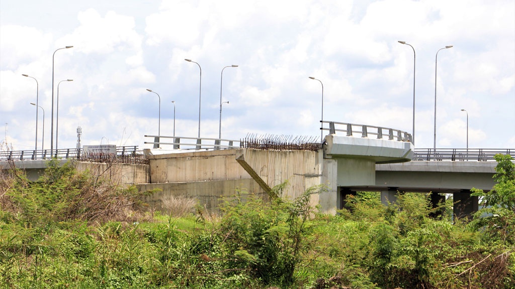 Sau gần 6 năm thi công, dự án làm được  12% với 3 trụ cầu. Trong ảnh: Trụ cầu vượt ở đầu tuyến tại nút giao Võ Văn Kiệt - quốc lộ 1