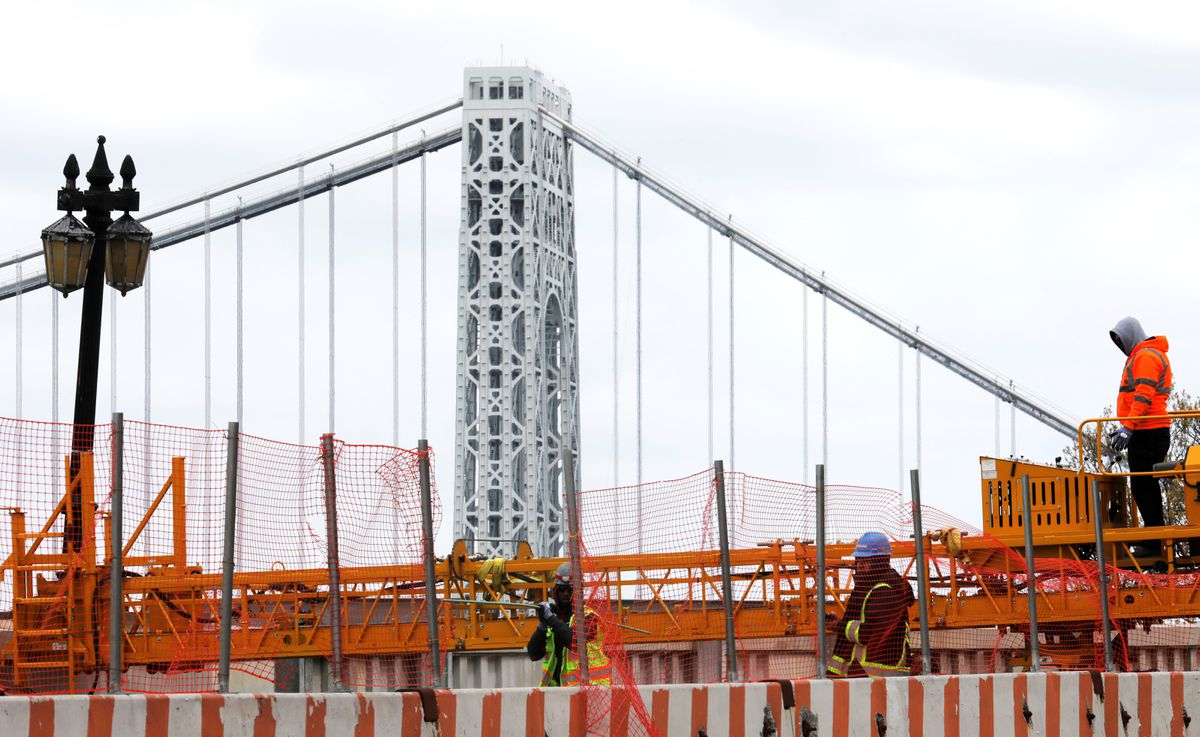 Những người công nhân làm việc tại một công trường nâng cấp giao thông ở Manhattan, New York, tháng 4/2021 - Ảnh: Reuters.