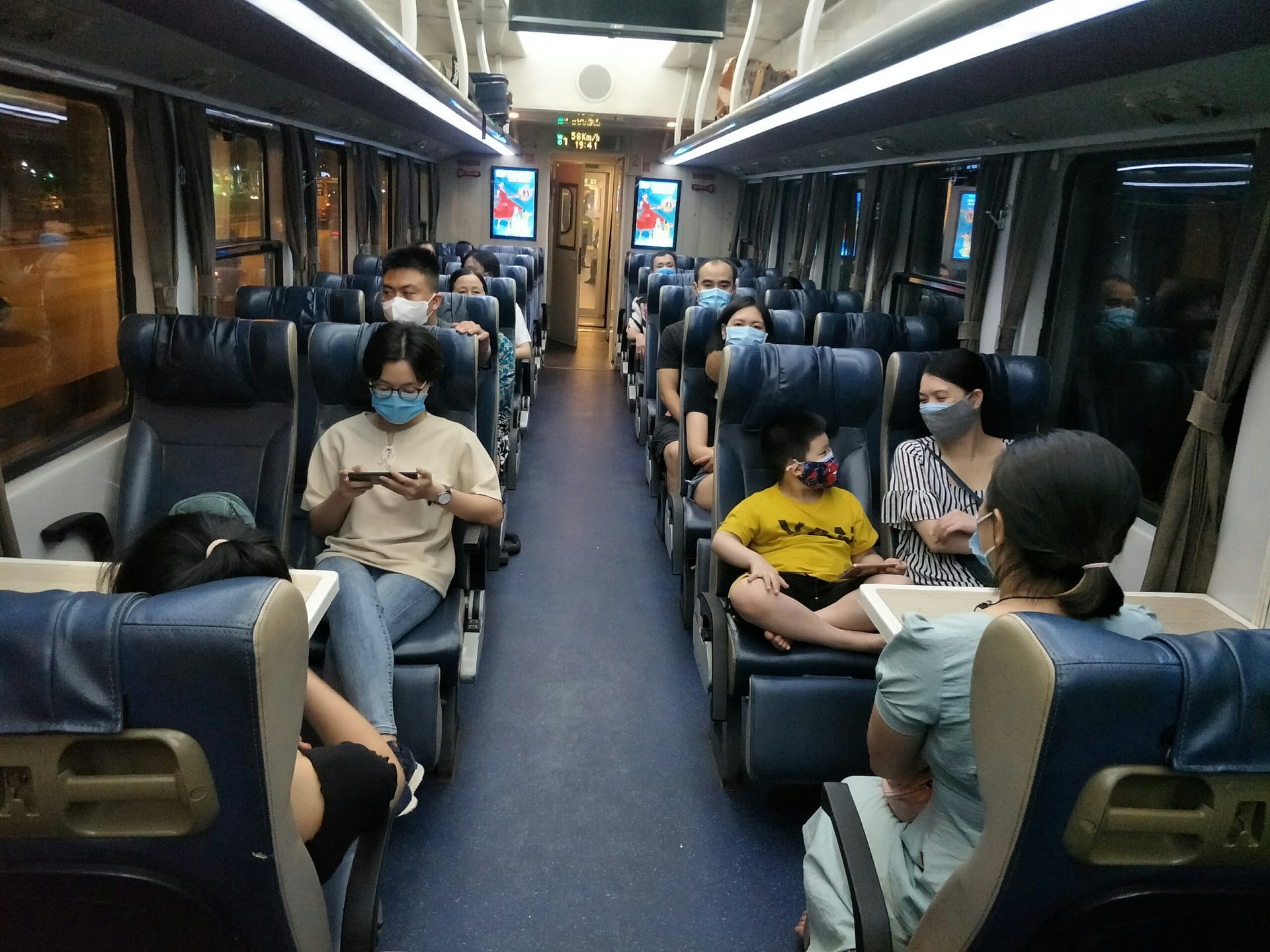 Sau khi tạm nghỉ phòng chống dịch, đoàn tàu SE3/4 tiếp tục hành trình phục vụ hành khách. Ảnh: Haraco.