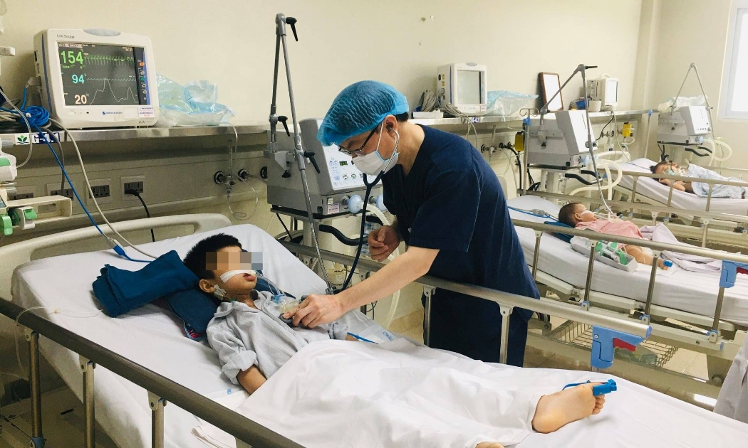 Bệnh nhi viêm não Nhật Bản đang được điều trị tại khoa Điều trị tích cực - Trung tâm Bệnh Nhiệt đới, Bệnh viện Nhi Trung ương.