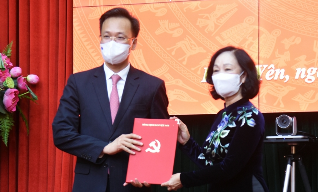 B&agrave; Trương Thị Mai trao quyết định cho &ocirc;ng Nguy&ecirc;̃n Hữu Nghĩa - Ảnh: VGP.