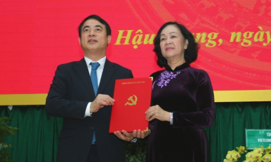 Đồng chí Trương Thị Mai trao quyết định cho đồng chí Nghiêm Xuân Thành.