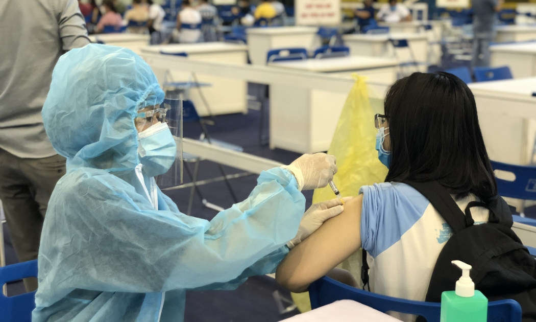TP.HCM đặt mục tiêu đạt tối thiểu 2/3 người dân trong độ tuổi 18 tuổi trở lên được tiêm vaccine phòng Covid-19 trong tháng 8.