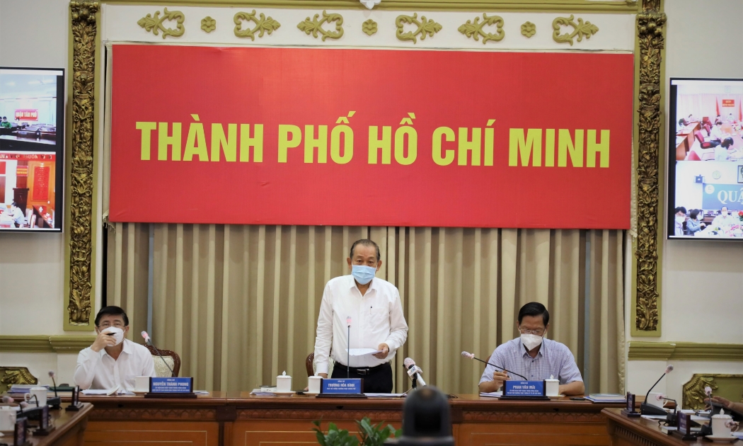 Phó Thủ tướng thường trực Trương Hòa Bình trao đổi tại cuộc họp về tình hình Covid-19 trên địa bàn TP.HCM ngày 2/7.