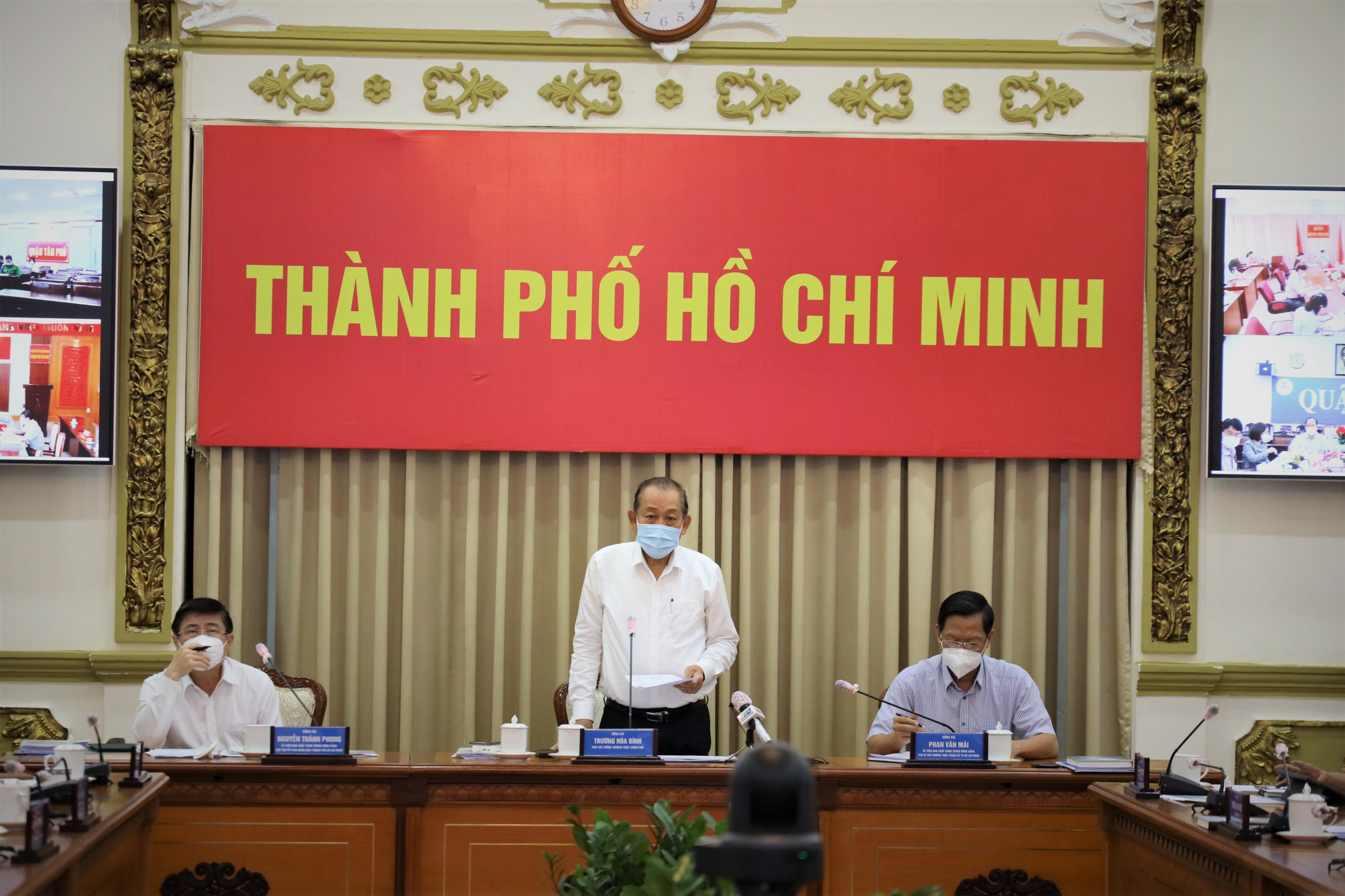 Phó Thủ tướng thường trực Trương Hòa Bình trao đổi tại cuộc họp về tình hình Covid-19 trên địa bàn TP.HCM ngày 2/7.