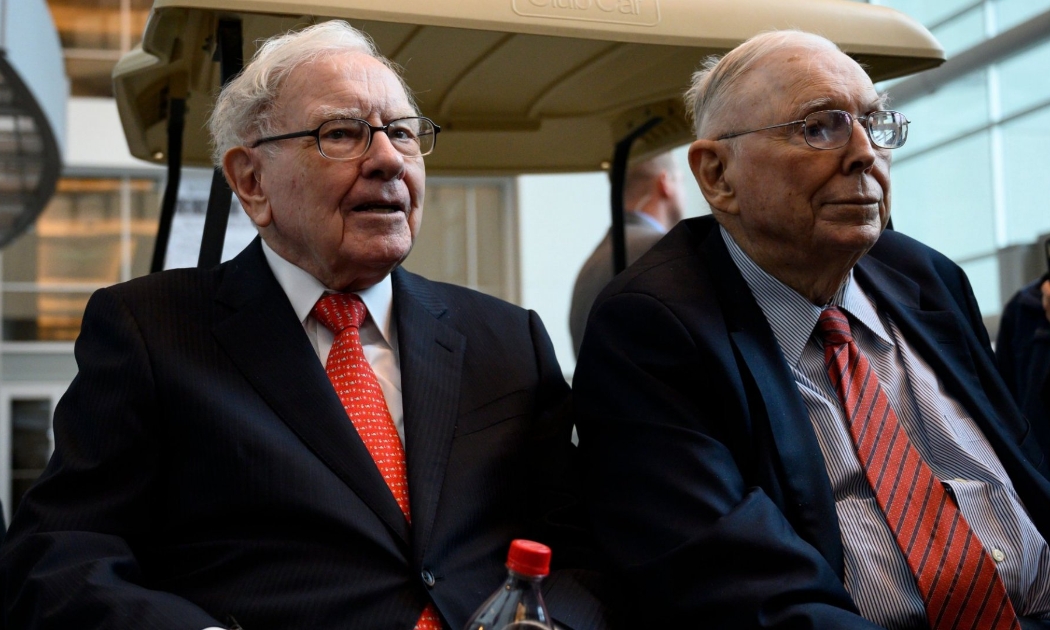 Tỷ phú Warren Buffett (trái) - Chủ tịch, CEO của Berkshire Hathaway và Phó Chủ tịch Charlie Munger tại cuộc họp cổ đông thường niên năm 2019 tại Omaha, Nebraska - Ảnh: AFP.