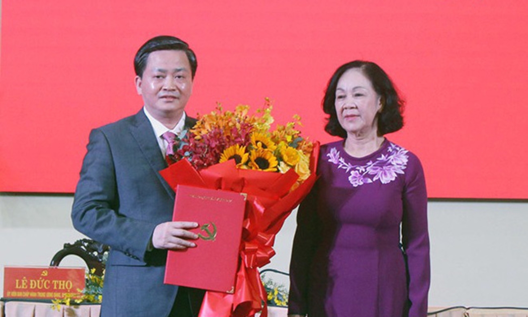 Bà Trương Thị Mai trao Quyết định của Bộ Chính trị cho tân Bí thư Tỉnh ủy Bến Tre Lê Đức Thọ