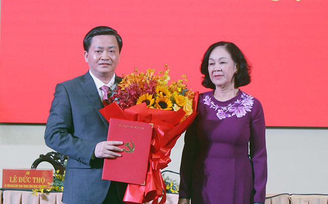 Bà Trương Thị Mai trao Quyết định của Bộ Chính trị cho tân Bí thư Tỉnh ủy Bến Tre Lê Đức Thọ