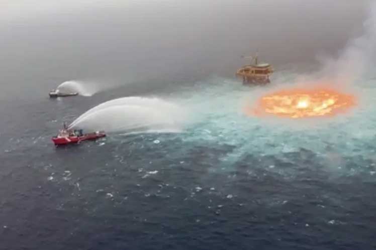 Cứu hộ tiếp cận đ&aacute;p ch&aacute;y - Ảnh: ABC7