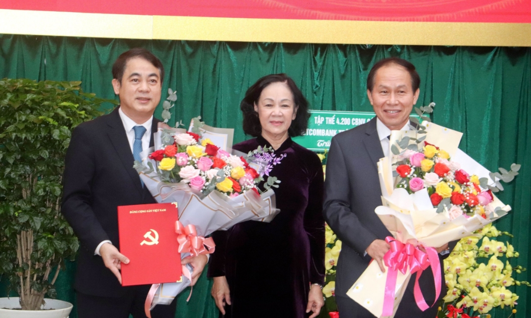 Bà Trương Thị Mai chúc mừng ông Nghiêm Xuân Thành và ông Lê Tiến Châu giữ cương vị mới - Ảnh: VGP.